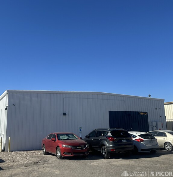More Photos Of 7940 S Kolb Rd, Tucson Manufacturing For Lease