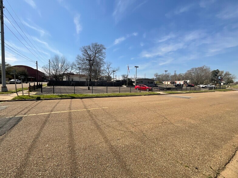 More Photos Of 208 E Grand Ave, Marshall General Retail For Sale