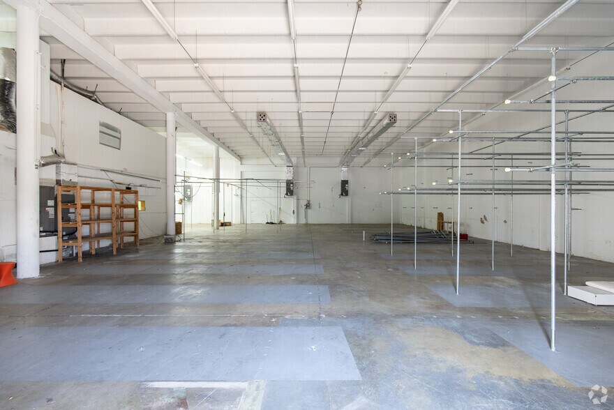 More Photos Of 3061 NW 24th St, Miami Warehouse For Lease