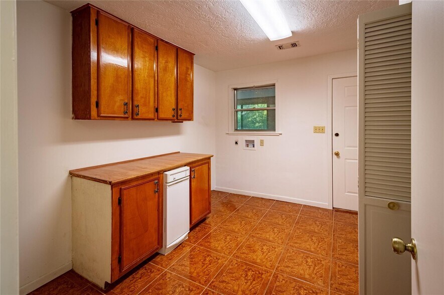 More Photos Of 1213 Lakeland Loop, Hilltop Lakes Specialty For Sale
