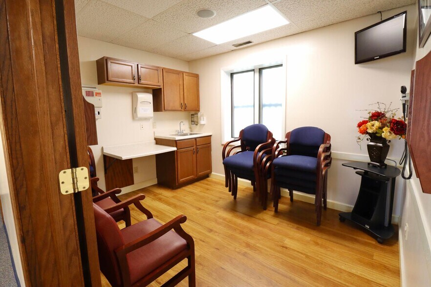 More Photos Of 414 Lincolnway, La Porte Office For Sale