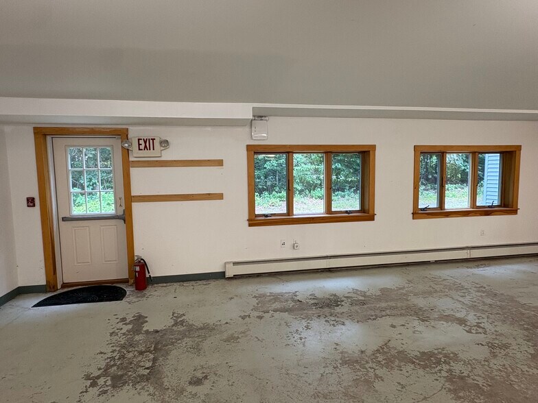 More Photos Of 39 Limerick Rd, Arundel Office For Lease