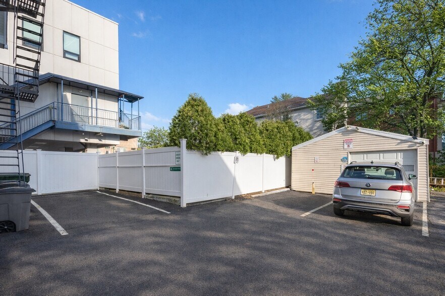 More Photos Of 1618 Parker Ave, Fort Lee Freestanding For Lease