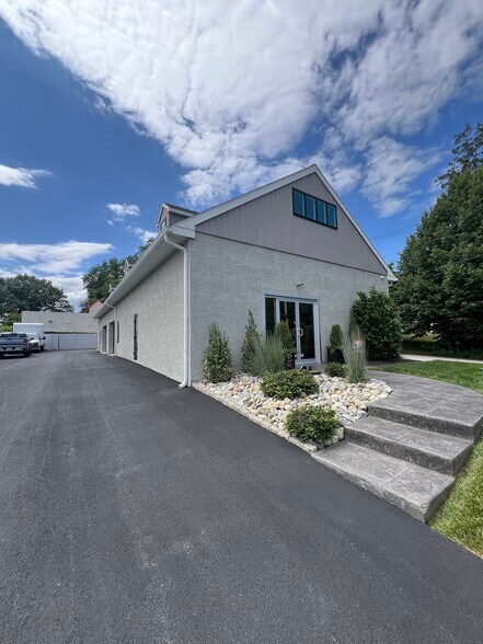 Primary Photo Of 1 Blackhorse Ln, Media Showroom For Sale