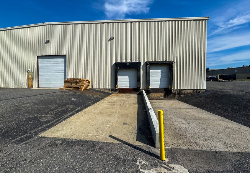 More Photos Of 1970 Swarthmore Ave, Lakewood Warehouse For Lease