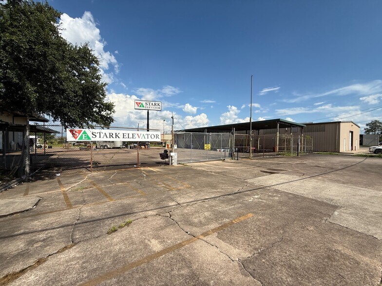 More Photos Of 1655 S 23rd St, Beaumont Service For Sale