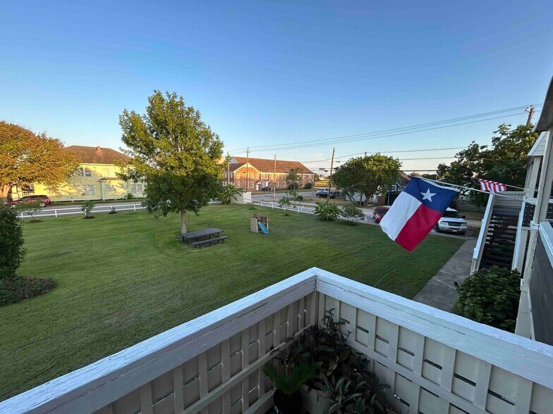 More Photos Of 403 E Broad St, Freeport Hospitality For Sale