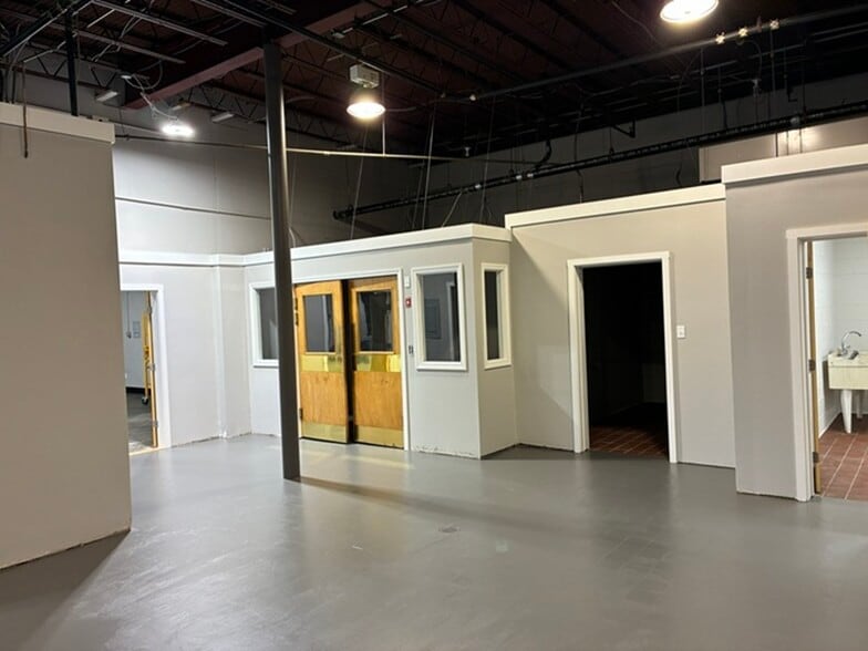 More Photos Of 4 Railroad Ave, Wakefield Flex For Lease