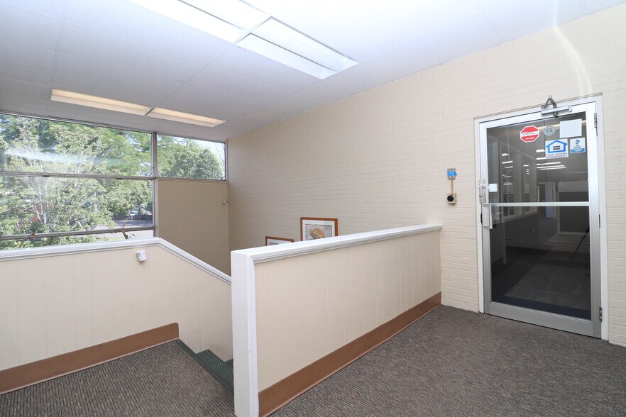 More Photos Of 631-635 Farmington Ave, Hartford Office For Sale