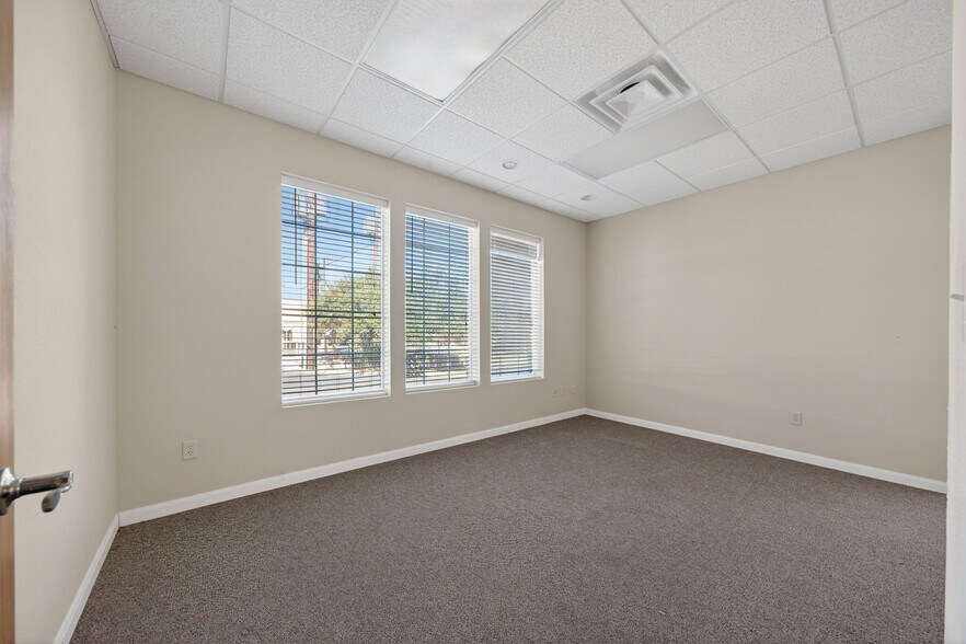 More Photos Of 4230 Gardendale St, San Antonio Office For Sale