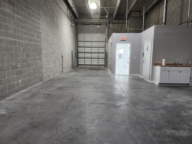 More Photos Of 2061 NW 112th Ave, Miami Light Distribution For Lease