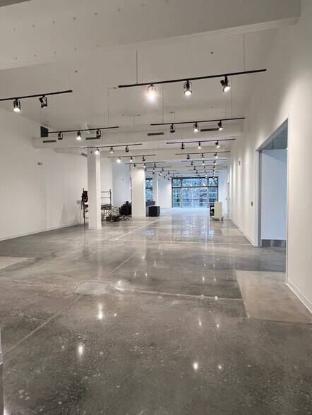 More Photos Of 159 Armour Dr NE, Atlanta Showroom For Lease