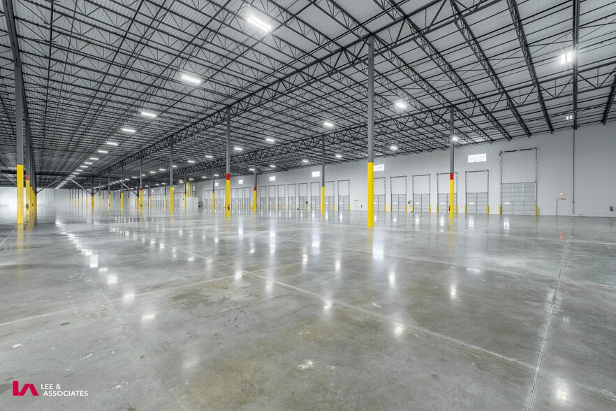 More Photos Of 5380 Dixie Industrial, Lake City Distribution For Lease