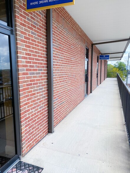 More Photos Of 21123 Eva St, Montgomery Medical For Lease