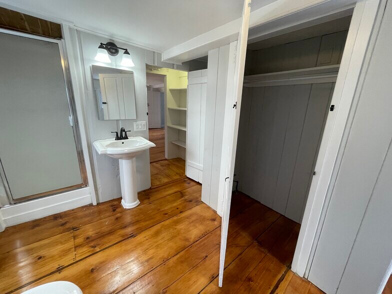 More Photos Of 3 Portsmouth Ave, Exeter General Retail For Lease