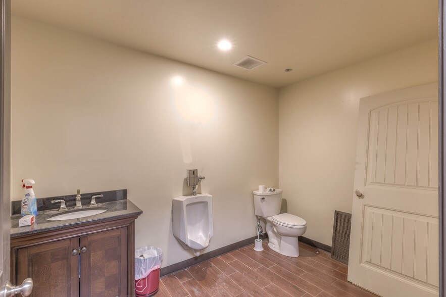 More Photos Of 204 S Broadway, Coweta Office For Sale