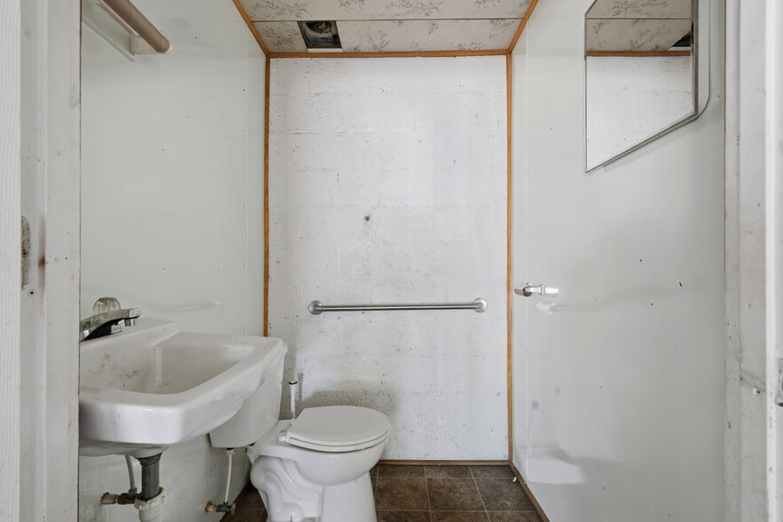 More Photos Of 679 E Main Ave, Taylorsville Flex For Sale