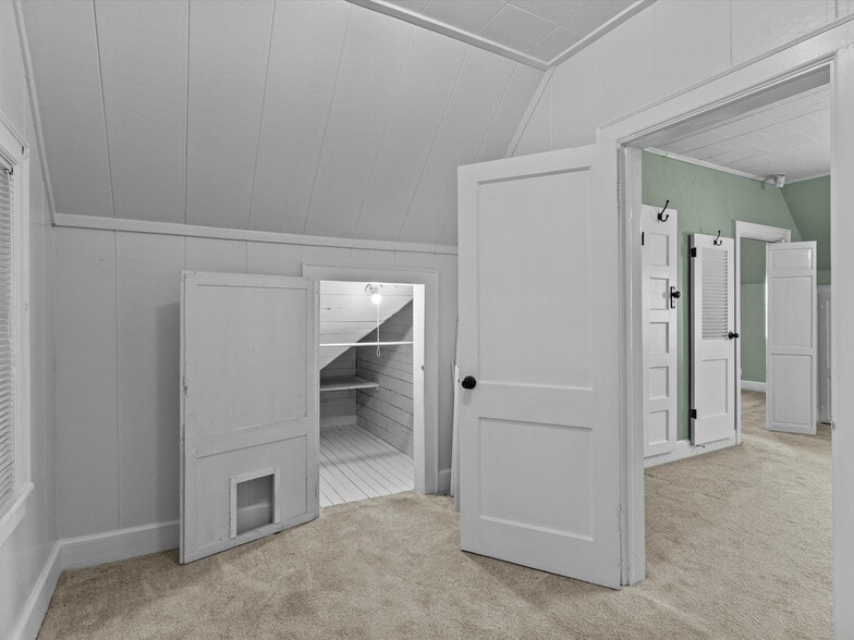 More Photos Of 302 W College St, Enterprise Flex For Sale