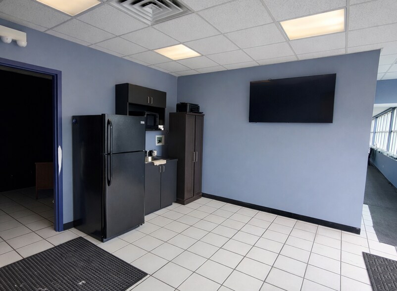 More Photos Of 7100-7128 S Yates Blvd, Chicago Unknown For Lease