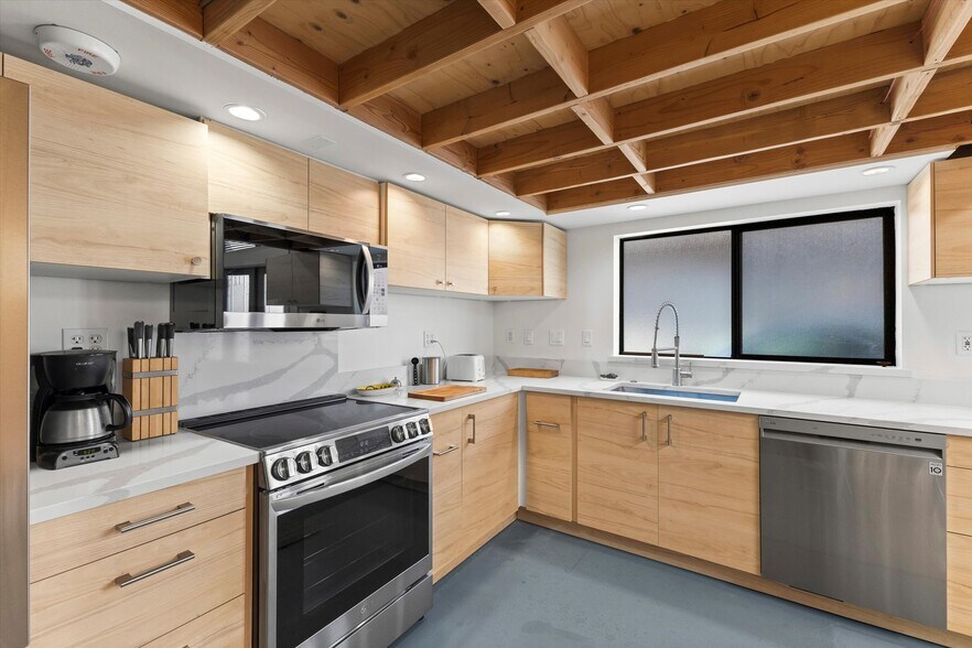 More Photos Of 511 S 1st St, Mount Vernon General Retail For Sale