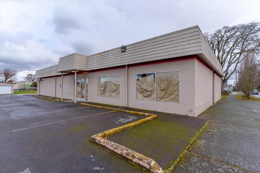More Photos Of 1590 12th St SE, Salem Freestanding For Lease