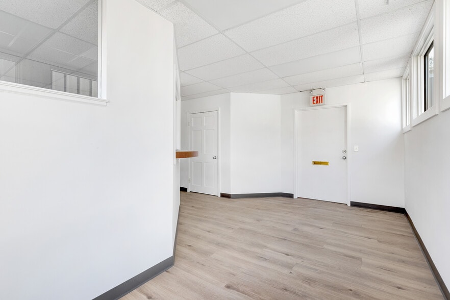 More Photos Of 152 E Main St, Huntington Medical For Lease