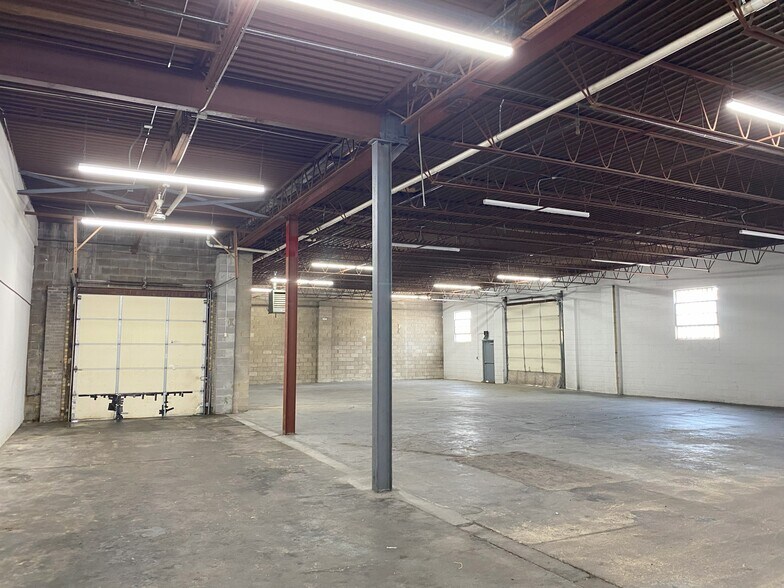 More Photos Of 27 Sarah Dr, Farmingdale Warehouse For Lease
