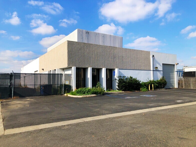 More Photos Of 14101-14105 Pontlavoy Ave, Santa Fe Springs Warehouse For Lease