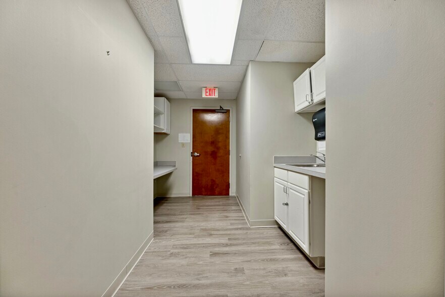 More Photos Of 9403 Kenwood Rd, Blue Ash Medical For Lease