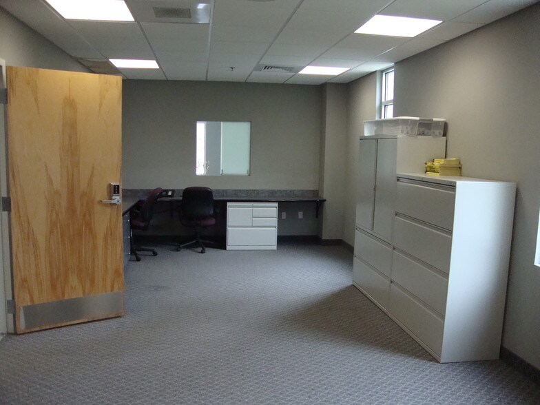 More Photos Of 282 N Broadway, Salem Auto Dealership For Lease