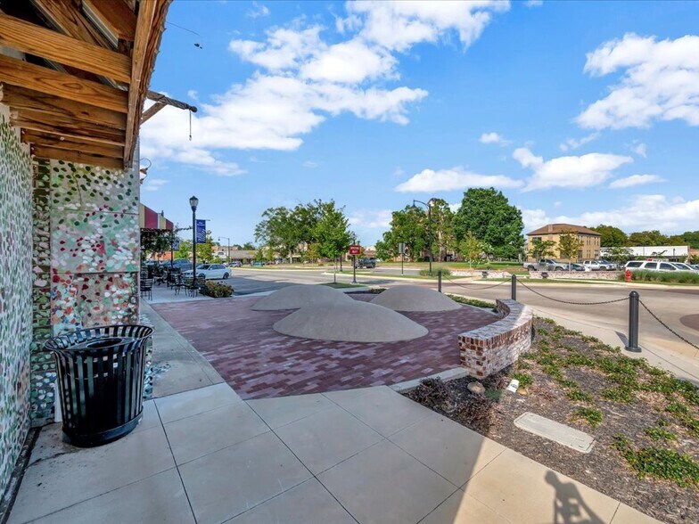 More Photos Of 132 Nacogdoches St, Center Storefront Retail Residential For Sale