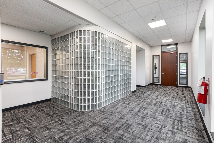 More Photos Of 391 Quadrangle Dr, Bolingbrook Office For Sale