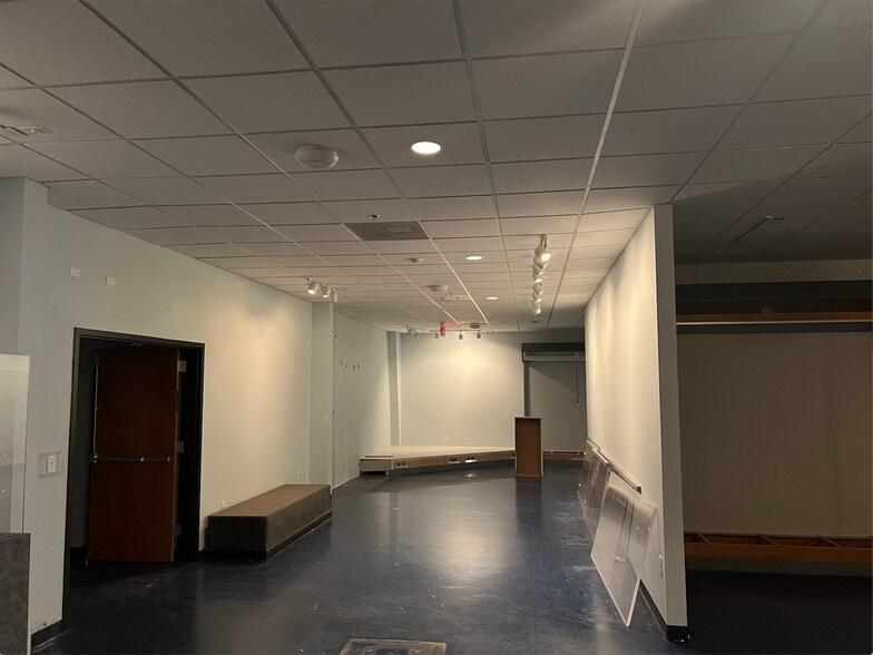 More Photos Of 760 Jim Wright Fwy, Fort Worth Showroom For Sale