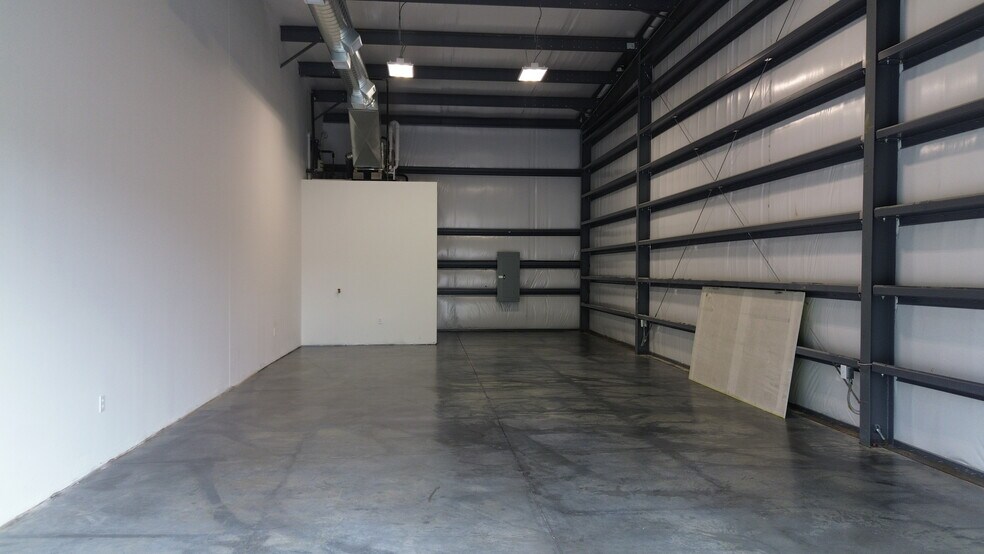 More Photos Of 208 W Richardson St, Smithville Flex For Lease