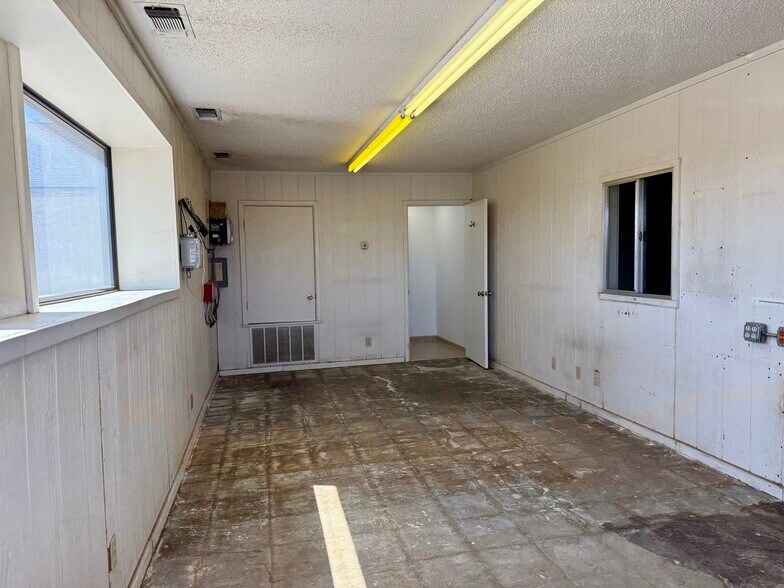 More Photos Of 305 N 9th St, Slaton Service Station For Sale