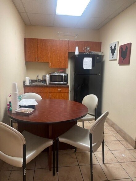More Photos Of 1815 Crystal Lake Dr, Lakeland Office For Lease