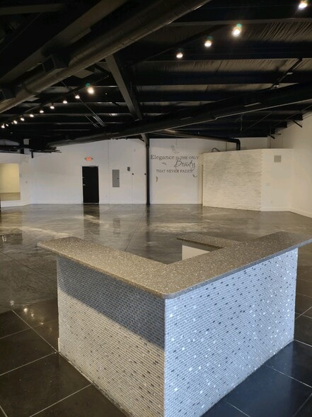 More Photos Of 1780 S Nova Rd, Daytona Beach General Retail For Sale