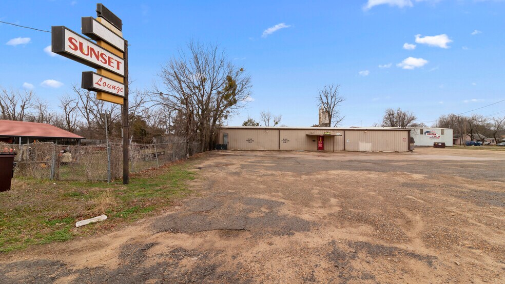 More Photos Of 1734 N Main St, Paris Freestanding For Sale