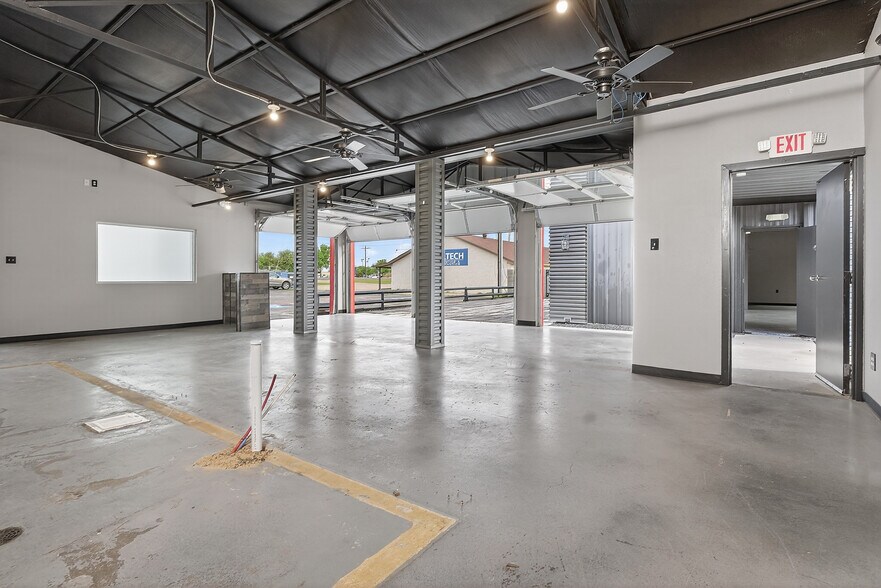 More Photos Of 2795 SW Wilshire Blvd, Burleson Flex For Lease