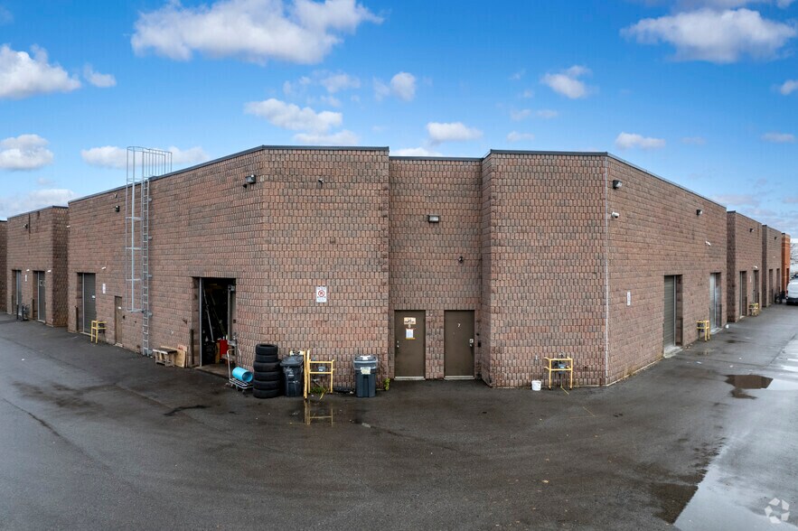 More Photos Of 140 Regina Rd, Vaughan Light Manufacturing For Lease