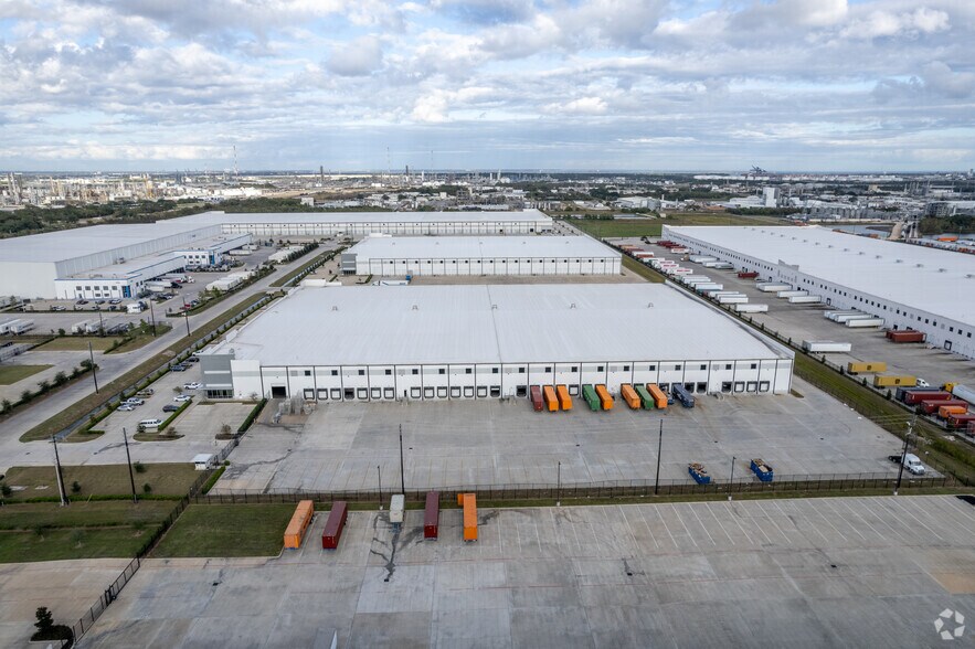 More Photos Of 10565 Red Bluff Rd, Pasadena Distribution For Lease