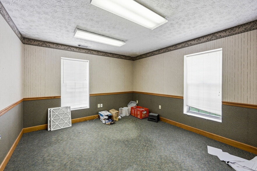 More Photos Of 1655 Oakbrook Dr, Gainesville Flex For Lease