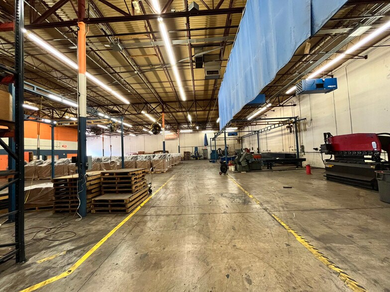 More Photos Of 4120 Billy Mitchell Dr, Addison Distribution For Lease