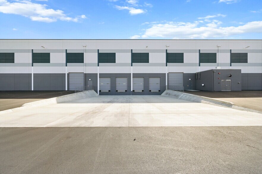 More Photos Of 3808 Faraday Ave, Davis Distribution For Lease