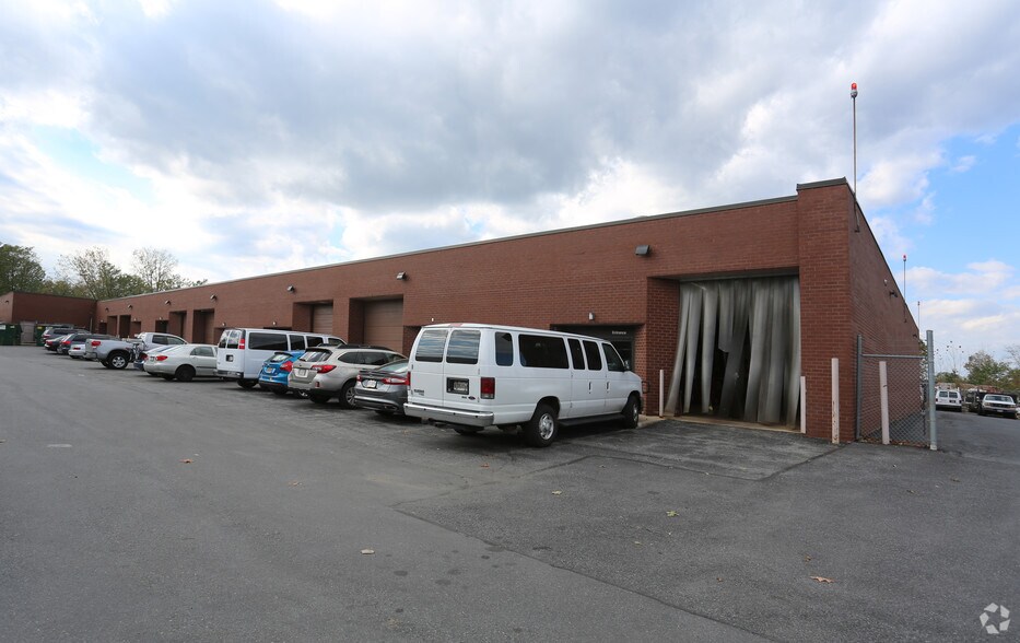 More Photos Of 7901 Beechcraft Ave, Gaithersburg Warehouse For Lease