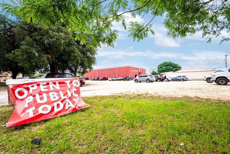 More Photos Of 1100 Water St, Kerrville Warehouse For Sale