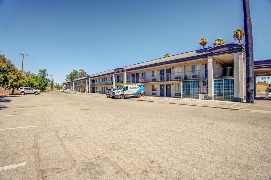 More Photos Of 2700 White Ln, Bakersfield Apartments For Sale