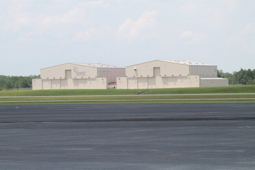 Primary Photo Of 21861 Bill Benton Ln, Andalusia Airplane Hangar For Lease