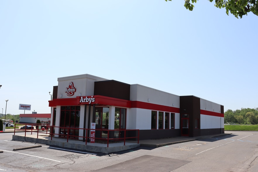 Primary Photo Of 4650 University Dr, Evansville Fast Food For Sale