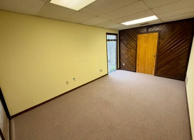 More Photos Of 4212 S Hocker Dr, Independence Office For Sale